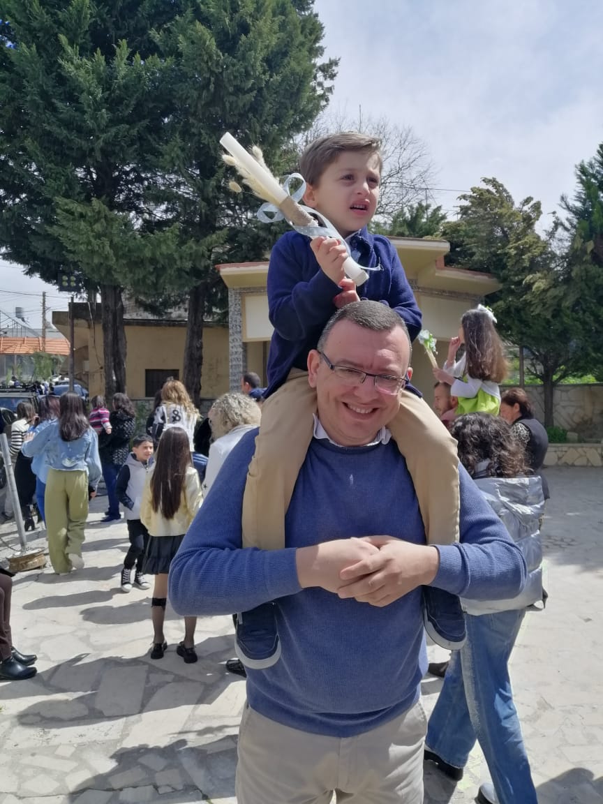 بالصور - زياحات الأطفال في الكنائس ورفع أغصان الزيتون بمناسبة الشعانين